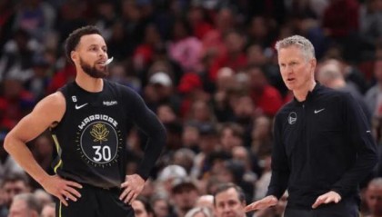 开云中国-库里左腿受伤归期未定 勇士卫冕赛季风雨飘摇