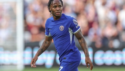 开云平台-继续躺拿30万周薪？英媒：斯特林很可能留队，他仍被排除出一线队