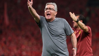 开云平台-被伊万搞怕？足协要求国足新帅不超60岁！穆帅崔康熙无缘+6人符合